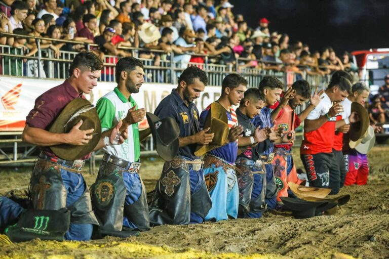 15 peões se classificam para semifinal do rodeio na Expoacre Juruá; confira a classificação