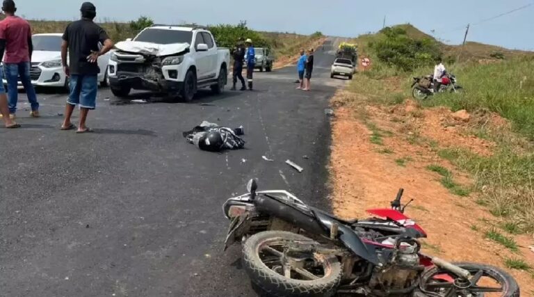 Motociclista morre após colidir moto contra caminhonete na BR-364, próximo a Tarauacá