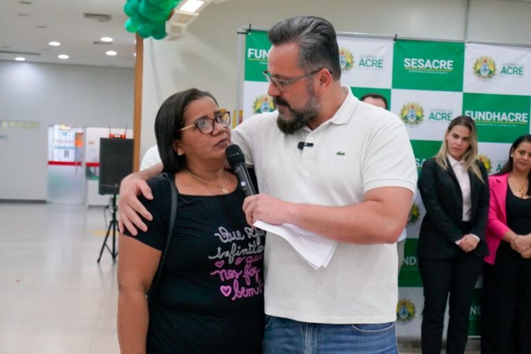 “Vai parar de sentir dor”: em mutirão realizado com emenda de Alan Rick, mãe celebra fim do sofrimento do filho