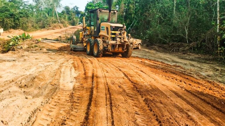 Prefeitura de Brasiléia realiza piçarramento no Ramal do Bambuzal km 84