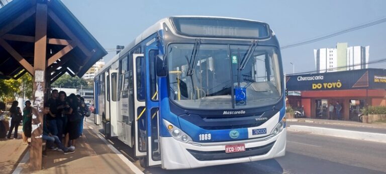 Ônibus da linha Ufac quebra e gera transtornos para passageiros; veja o vídeo