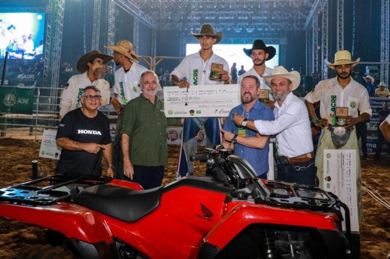 Marcelo Adriano é campeão do rodeio da Expoacre e leva R$ 10 mil e quadriciclo