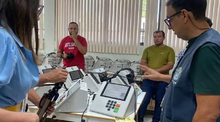 Lacre das urnas eletrônicas é realizado em Cruzeiro do Sul para garantir segurança no processo eleitoral