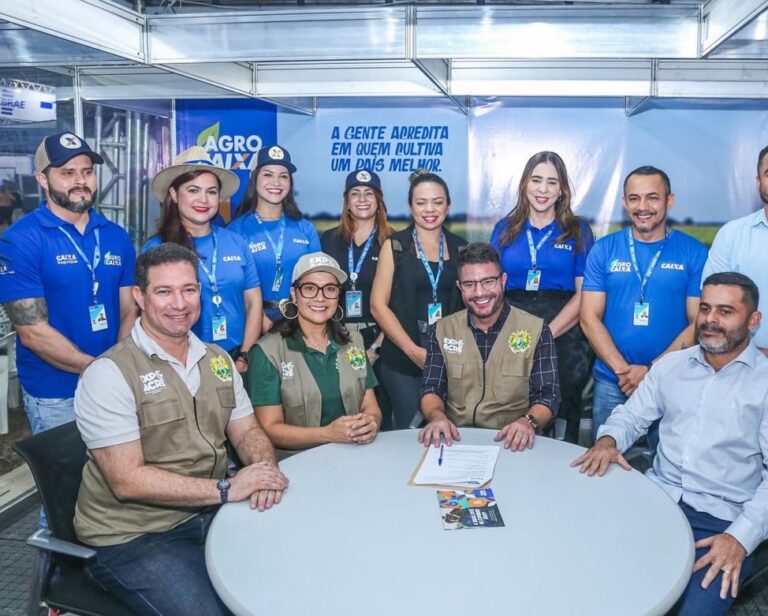 Gladson Cameli assina contrato com a Caixa para construção de 250 casas na Cidade do Povo