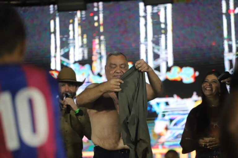Prefeito Mazinho Serafim tira a camisa, autografa e doa em leilão beneficente para a Apae