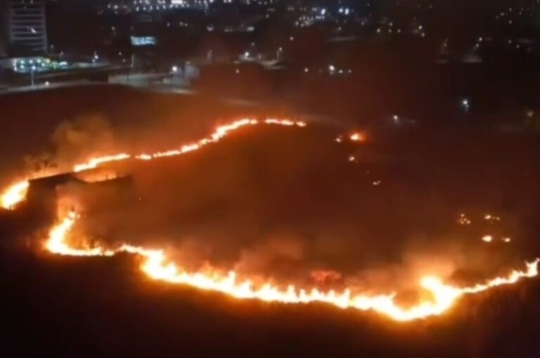 Incêndio atinge 200 mil metros quadrados de vegetação em Rio Branco; bombeiros demoram 5 horas para conter as chamas