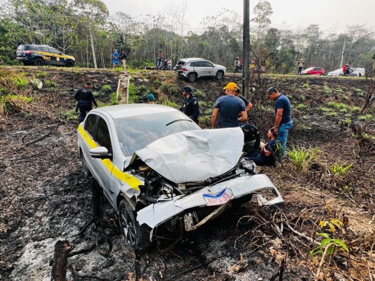 Colisão entre carro e táxi deixa feridos na estrada Variante, em Cruzeiro do Sul