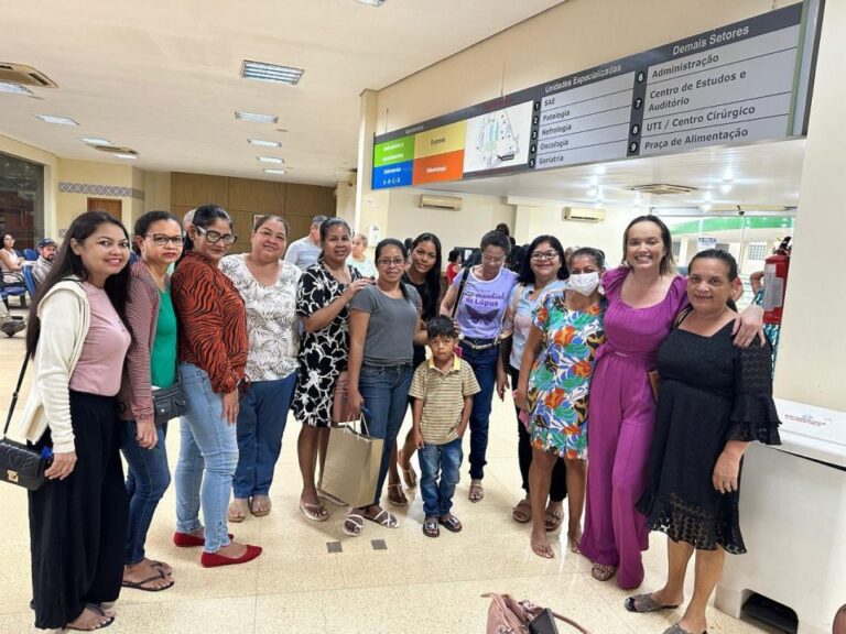 Pacientes com lúpus protestam na Fundhacre contra falta de remédios e médicos no SUS