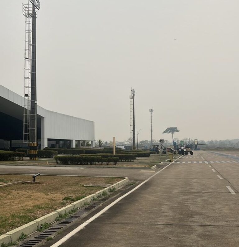 Com céu tomado por fumaça, aeroporto de Rio Branco opera voos apenas por instrumentos