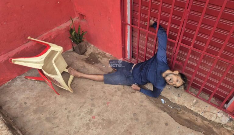 Morador em situação de rua morre enganchado em grade de distribuidora em Rio Branco