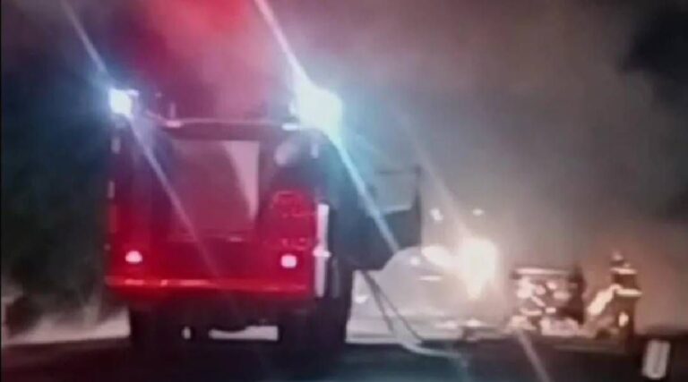 Incêndio destrói veículo na BR-364, próximo a Sena Madureira