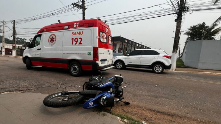 Motocicleta e carro colidem em cruzamento movimentado de Rio Branco