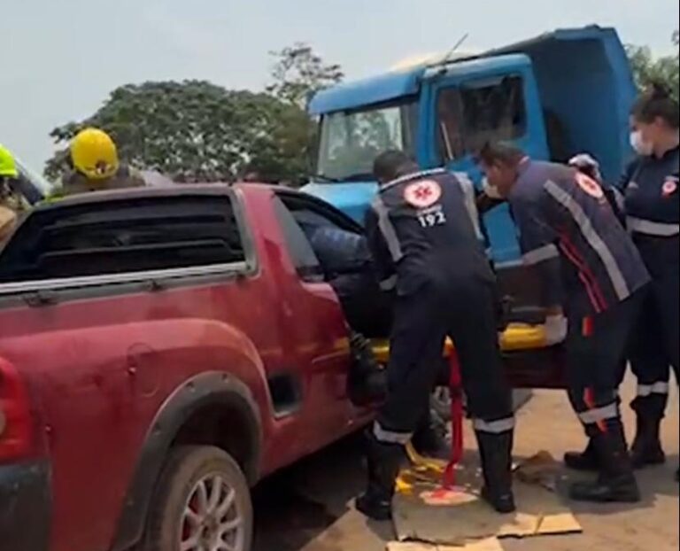 Acidente deixa motorista preso às ferragens e em estado grave, em Rio Branco