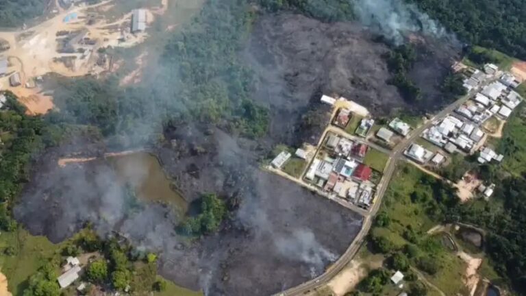 Incêndio em Cruzeiro do Sul destrói 13 hectares e ameaça residências