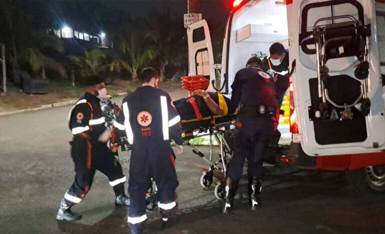 Motociclista sofre acidente após cair em rua com vazamento de água no bairro Placas