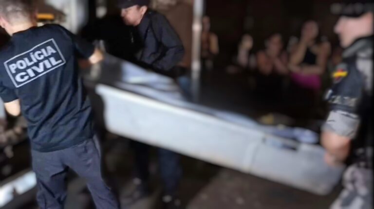 Bandidos invadem casa, rendem família e matam jovem a tiros dentro na Baixada da Sobral