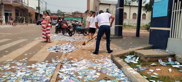 Mais de 2 toneladas de lixo de propaganda eleitoral já foram recolhidas após as eleições em Rio Branco