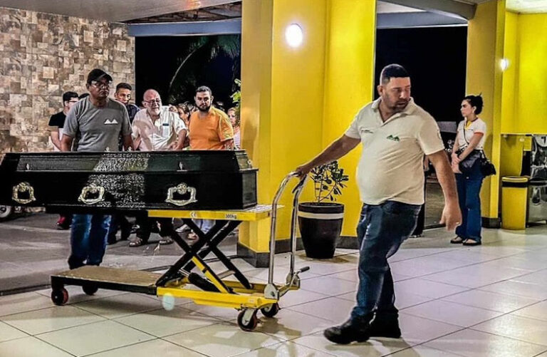 Corpo de delegado da PF chega ao Morada da Paz sob forte comoção de familiares