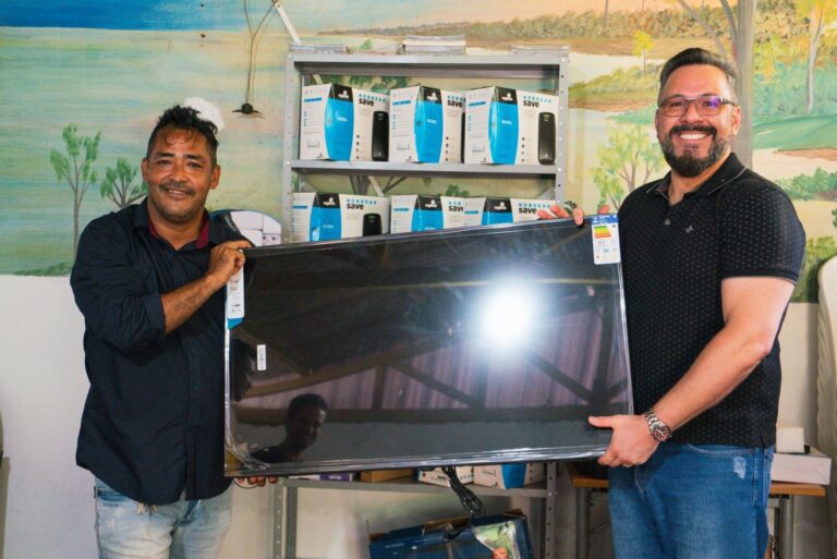 Com emenda do senador Alan Rick, casa de recuperação ganha equipamentos de informática