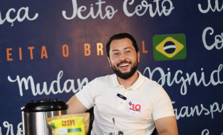 Excluído de debate, Jarude apresenta propostas em live para seguidores tomando tereré