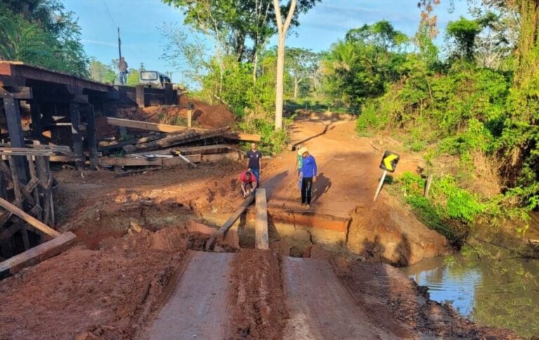 Comunidade fica isolada após fortes chuvas na Estrada do Quixadá