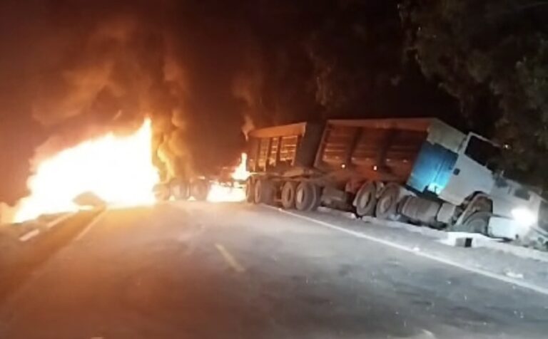Motorista morre carbonizado em grave acidente entre carretas na BR-364; veja o vídeo
