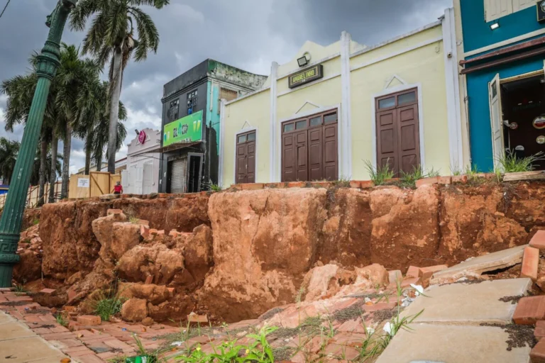 Defesa Civil interdita nova área do calçadão do Novo Mercado Velho após nova erosão