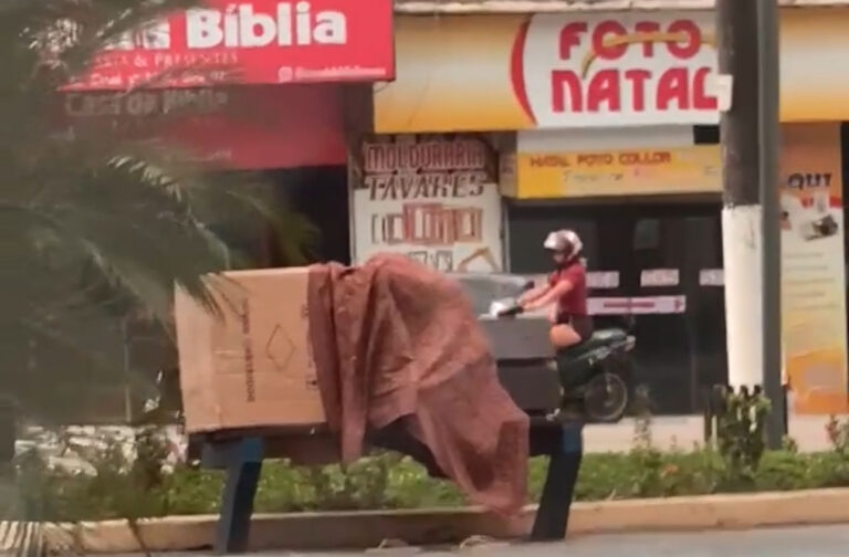 Vídeo mostra suposta cena de sexo em praça pública no centro de Rio Branco em plena luz do dia; veja