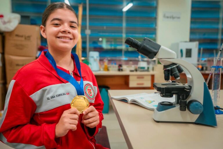 Aluna do Colégio Militar Dom Pedro II conquista medalha de ouro em projeto nacional de química