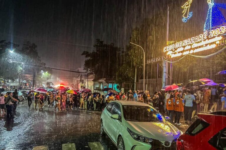 Mesmo sob forte chuva, milhares de fiéis participam de procissão do Círio em Rio Branco