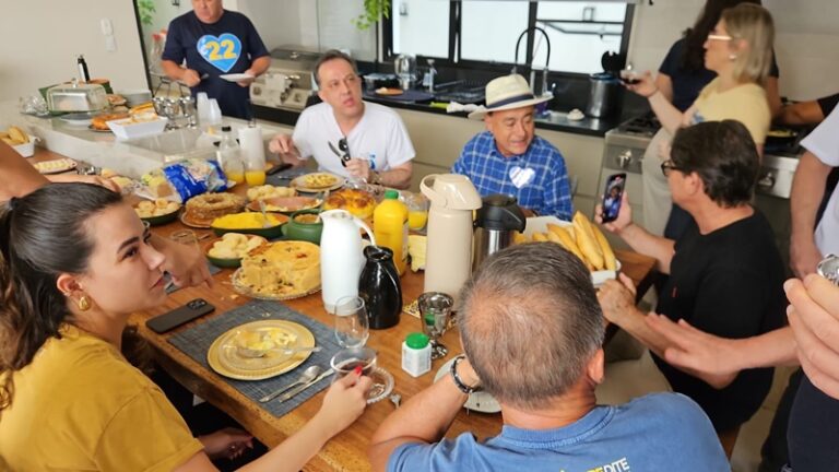Bocalom toma café na casa de Alysson Bestene antes de ir votar