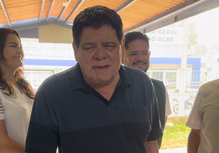 “Tenho total confiança na eleição do Marcus Alexandre” diz Flaviano Melo ao chegar na seção eleitoral