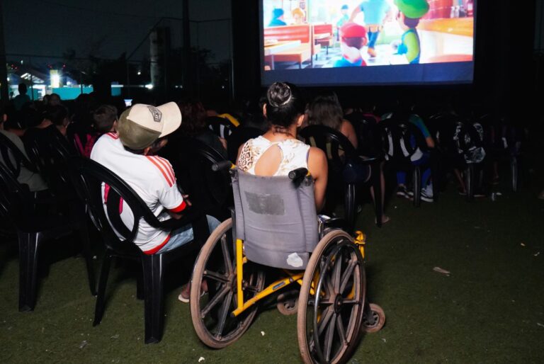Projeto que leva cinema aos bairros faz três exibições na Semana da Criança