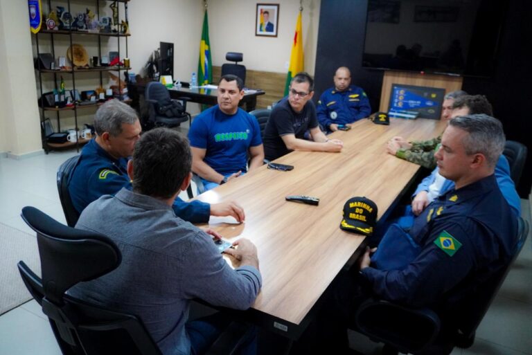 Ulysses participa de reunião da Marinha para definir operações de combate ao tráfico no Juruá