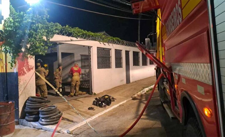 Rádio é alvo de incêndio em Rio Branco; incidente mobiliza Corpo de Bombeiros