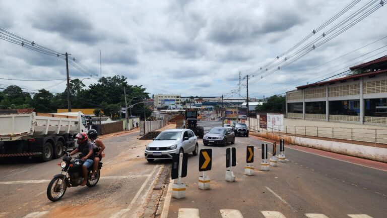 Interdição na Estrada Dias Martins altera trânsito para reparos em área danificada