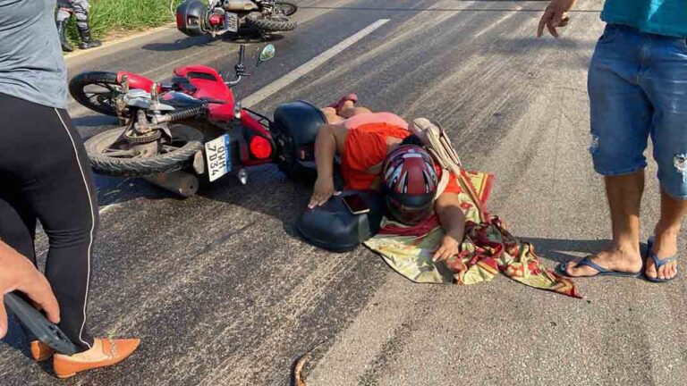 Caminhão tomba e derrama óleo na BR-364, causando queda de motociclistas em Rio Branco