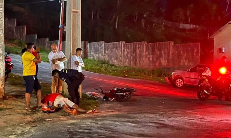 Motorista sem CNH invade preferencial e colide com motociclista em Cruzeiro do Sul