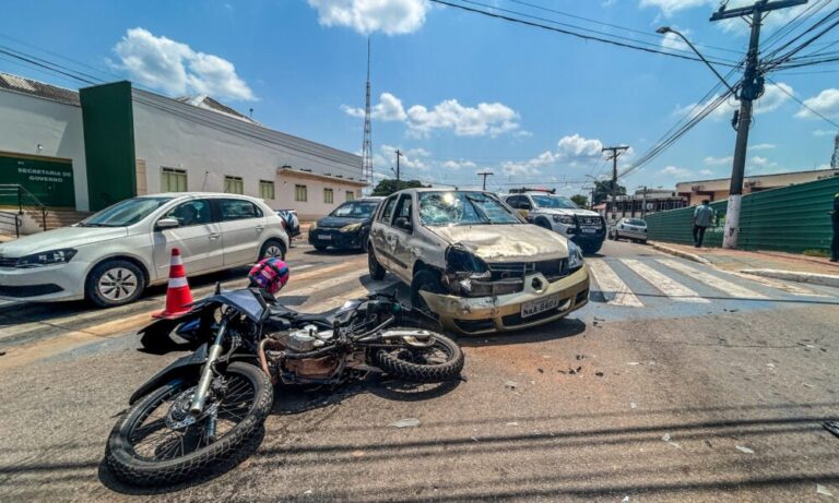 Acidente no centro de Rio Branco deixa motociclista ferido e trânsito comprometido