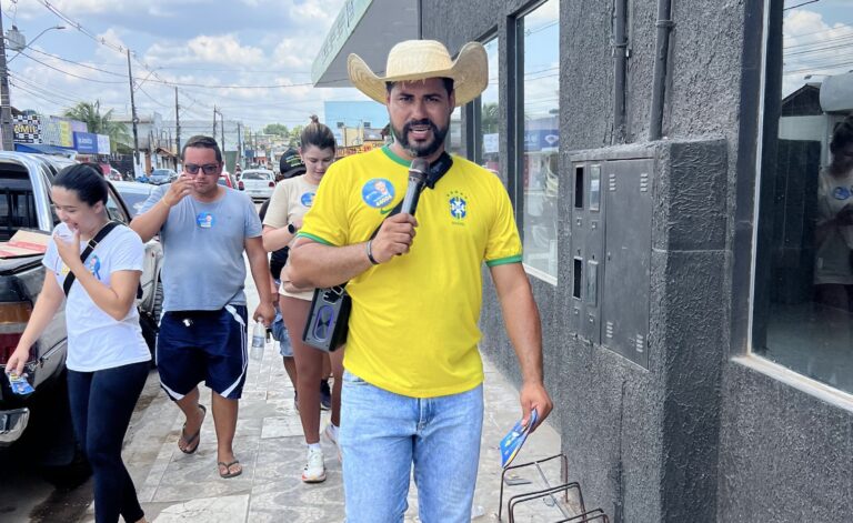 Francineudo Costa inova forma de fazer campanha ao percorrer ruas de Rio Branco com caixa de som e microfone