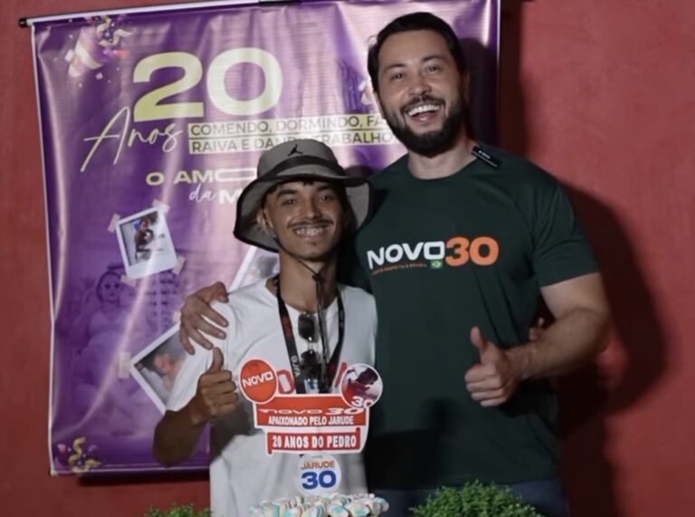 Jarude surpreende fã ao participar de sua festa de aniversário; jovem ficou emocionado