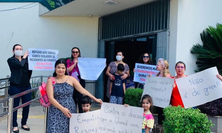 Protesto de pais marca pedido por transparência em terapias oferecidas pela Unimed