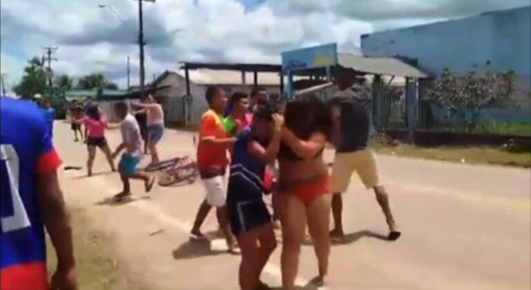Briga supostamente motivada por ciúmes causa tumulto em Manoel Urbano; veja o vídeo