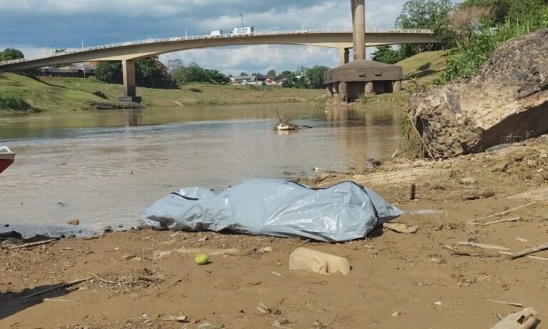 Corpo em decomposição é encontrado preso a pilar da ponte metálica no Rio Acre