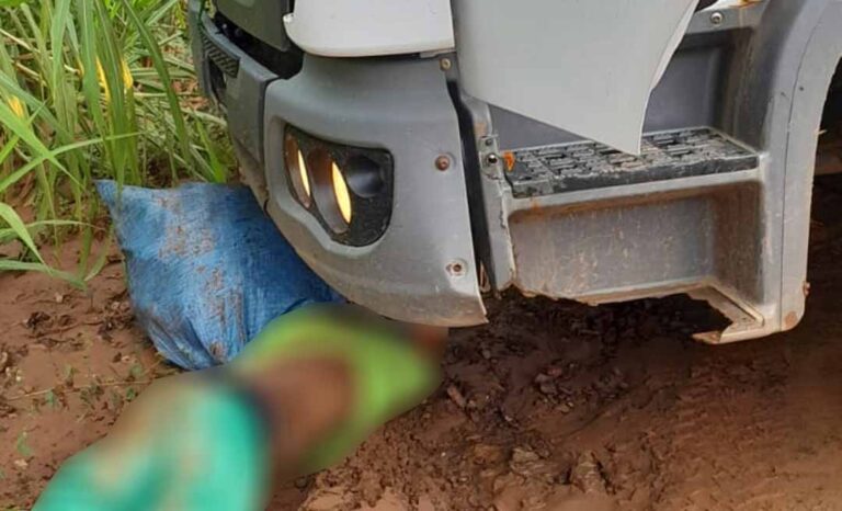 Funcionário da Prefeitura de Brasiléia morre durante acidente com carreta