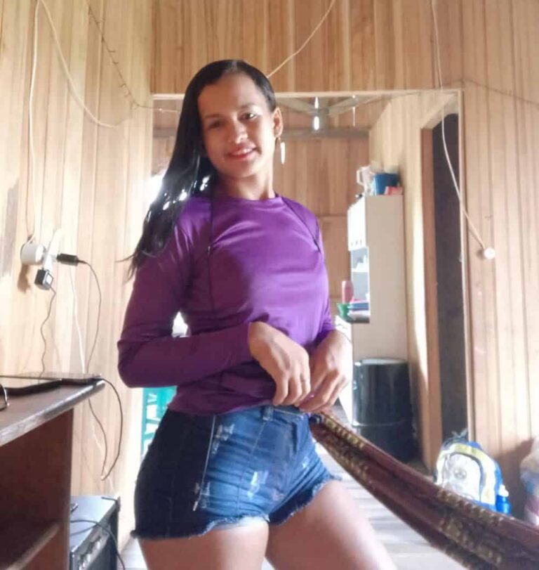 Jovem esfaqueada pelo ex vai passar por cirurgia: ‘minha filha não merecia isso’, diz mãe