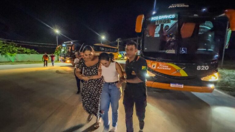 Passageiros passam mal após problemas em ar-condicionado de ônibus e precisam ser atendidos pelo Samu