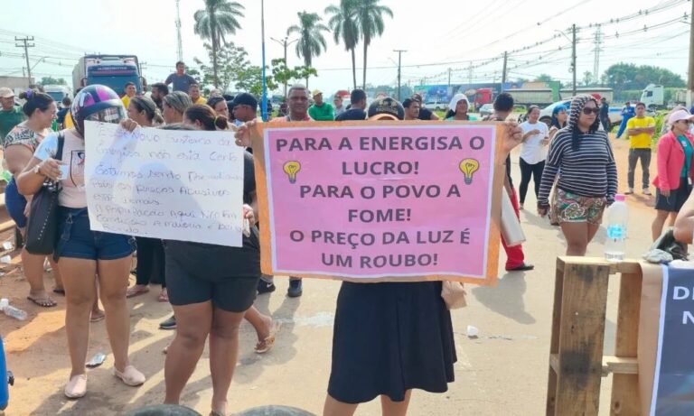 Moradores da Cidade do Povo fecham BR-364 em protesto contra a Energisa