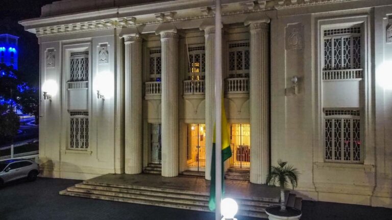 Governo decreta luto oficial e bandeiras são hasteadas a meio mastro em homenagem a Flaviano