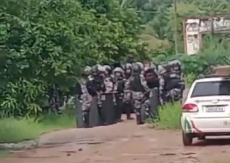 Com uso da PM, Justiça remove 100 famílias de invasão no São Francisco